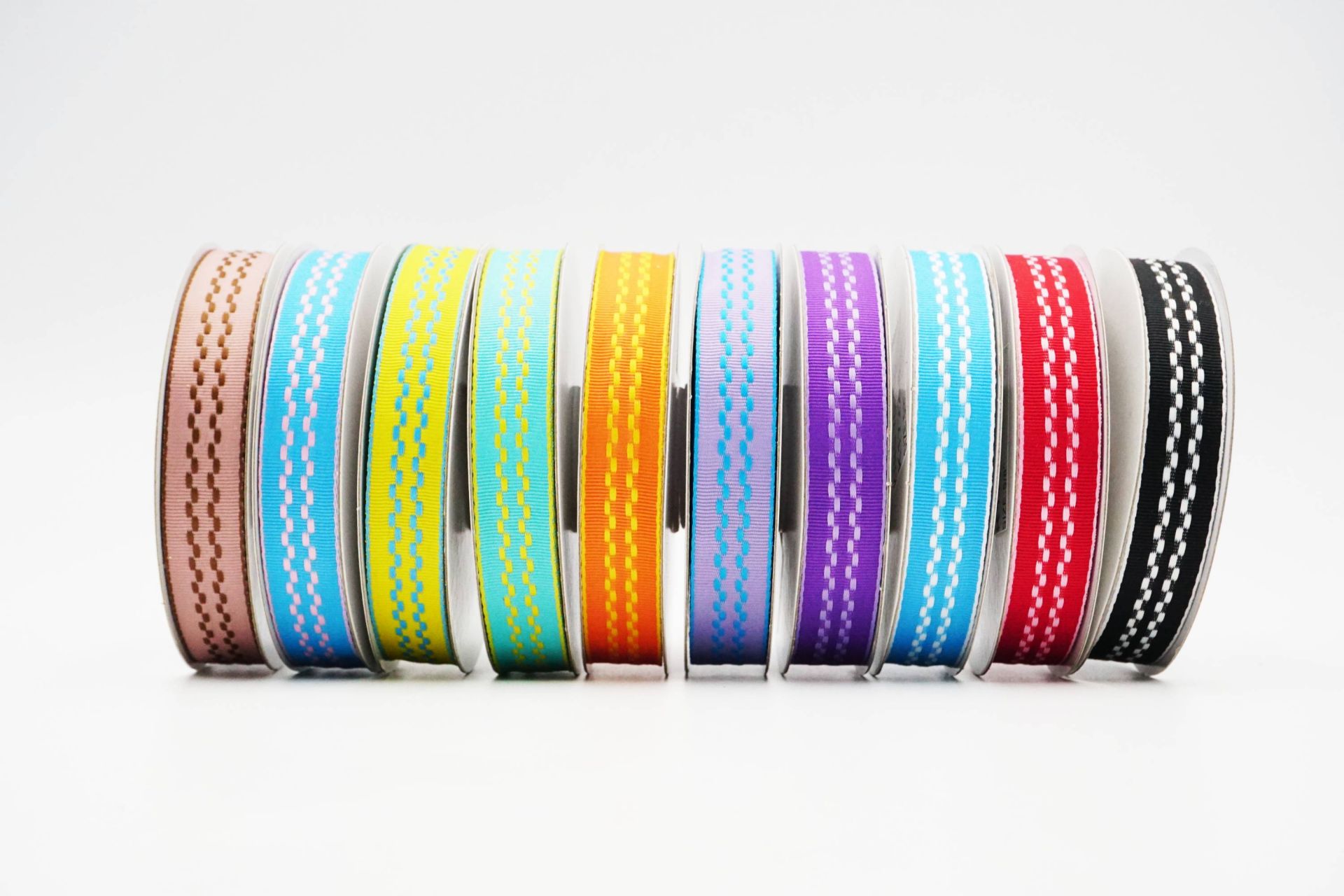 Keskiompelulla kudottu nauha